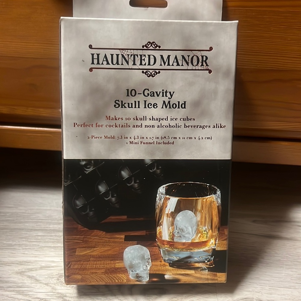 HAUNTED MANOR 10- Cavity Skull Ice Mold Makes 10 Skull Shaped Ice Cubes